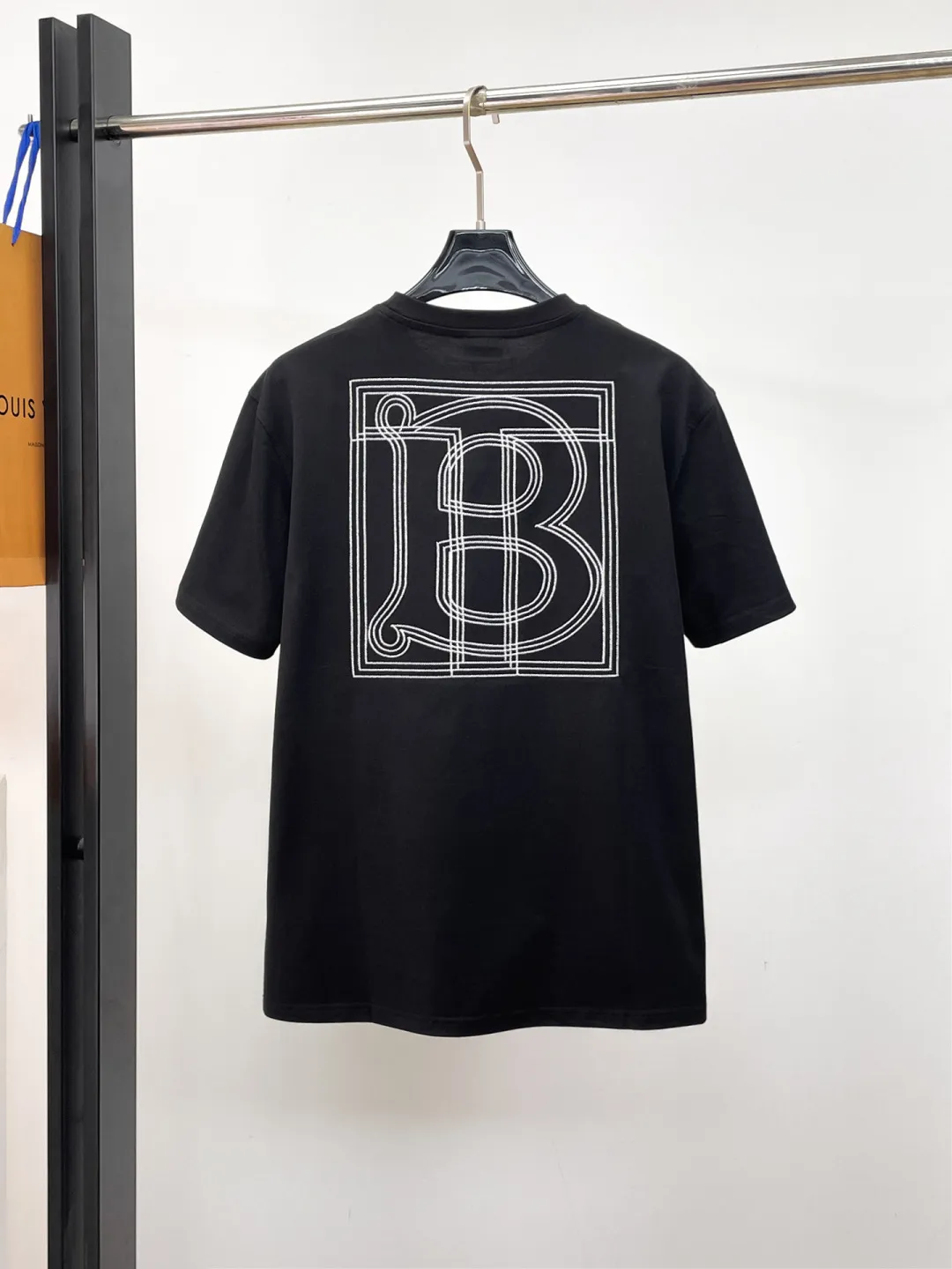 BURBERRY New Arrival short-sleeved T-shirt, complete with three labels, original fabric, original customized accessories, official Same Style, using 230 grams of special slippery double-ply fabric, customized same-tank dyed fabric, very comfortable and smooth to the touch, very wide and stylish, produced by a first-line brand factory, imported Behringer embroidery machine, embroidery is full and textured, imported Kangli direct-injection machine, printing is clear and textured The collar ribs are made of imported yarn and will not deform after long-term wear. The most New Arrival style for spring and summer. Fashionable and personalized. Super Versatile and good-looking. Very suitable for both men and women. A must-have for everyone. Size: S-XXL